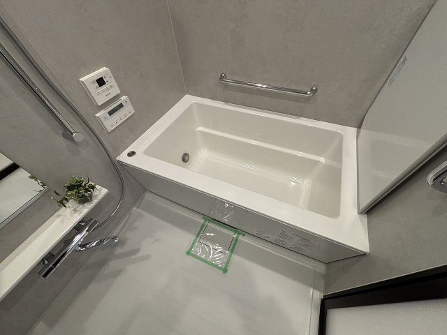 【浴室】 | サンウッド浜田山 | 1317タイプの広々浴室は日々のお疲れを癒す大切な空間です。浴室換気乾燥機も搭載で雨の日のお洗濯も助けます♪お子様とご一緒に入浴されても十分な広さです！