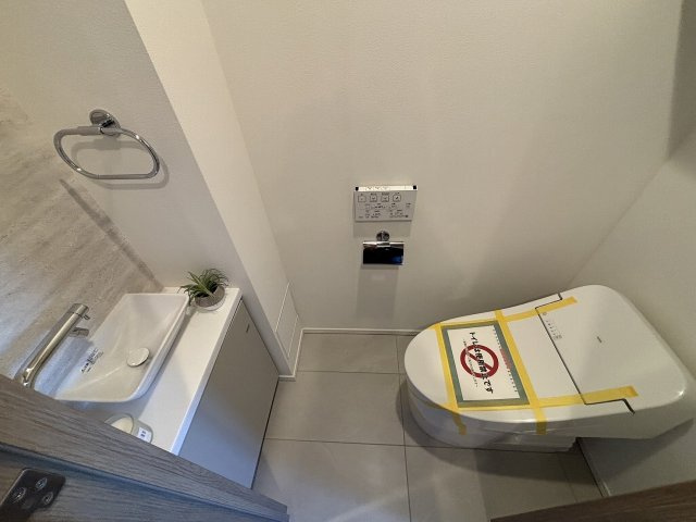 【トイレ】 | サンウッド浜田山 | まさしくホテルライク！細部までこだわったプライベート空間♪タンクレス設計で見た目もいい手洗いを配置しました。落ち着きのある造りの中にもセンスありの高級仕様です♪