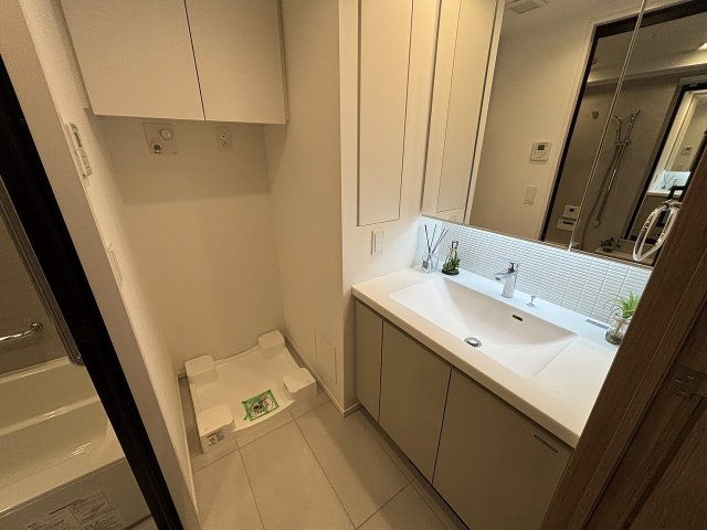 【独立洗面台】 | サンウッド浜田山 | 洗面ボールの両脇にスペースがあるのは本当に嬉しい♪歯ブラシや洗顔フォームなどをふいにおけるのは、意外と気づかないところかも知れませんね。このスペース有るとないとじゃ大違いなんです！