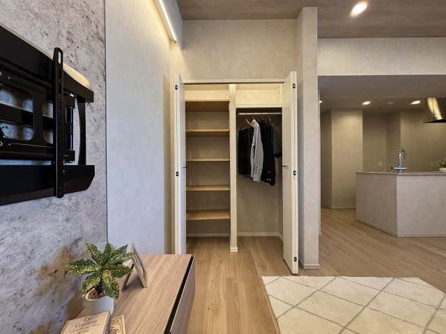 【居間・リビング】 | サンウッド浜田山 | リビング横にもしっかりと収納を設置致しました♪こおいう細かい収納ってあると嬉しいアイテムですよね。これがまさしくホテルライク！！