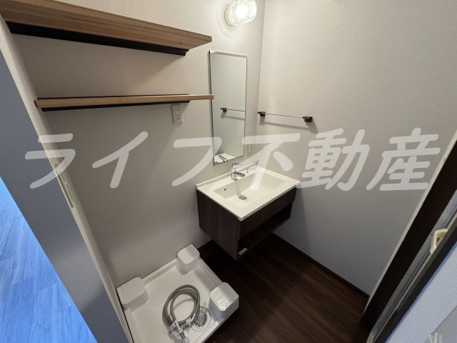 マンション彩景の独立洗面台|独立洗面台、小物を置くことができて便利です
