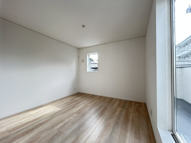 高知市薊野南町１号棟　新築戸建ての洋室|バルコニーに面した洋室。明るい日差しで一日の始まりがスタート☆