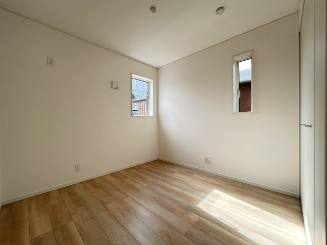 高知市薊野南町１号棟　新築戸建ての洋室|シンプルで使いやすい明るい洋室。家具配置もしやすい間取りです。