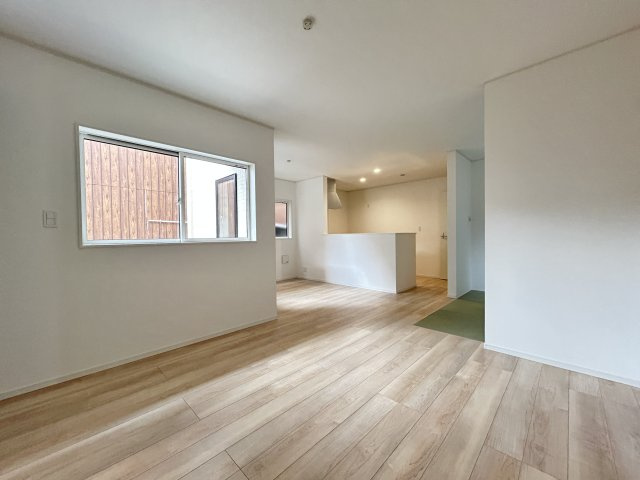 高知市薊野南町１号棟　新築戸建ての居間・リビング|やさしい木目と畳の落ち着きが調和する、家族に寄り添う住まいです。