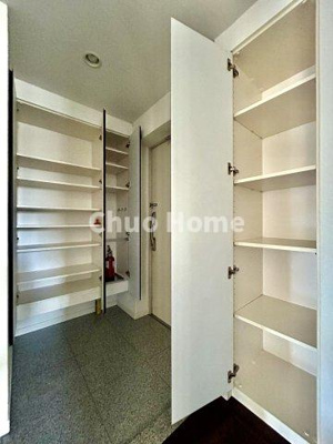 【玄関】 | サンクレイドル新小岩 | 【玄関】玄関には大型のシューズクローゼットを設置しておりますのでいつでもスッキリりとした空間を保てます。玄関周りを清潔に使うのはとても大事なことですよね。