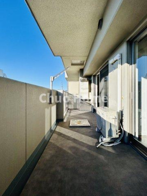 【バルコニー】 | サンクレイドル新小岩 | 【バルコニー】幅もあって、奥行きもあるゆとりのバルコニー。洗濯物を干したり乾かしたりだけでなく、ただ出てみるだけでも気持ちいいですよ。