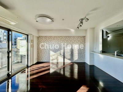 【キッチン】 | サンクレイドル新小岩 | 視界に広がりを生むオープンなキッチン。料理や片付けをしながら、家族との会話を楽しんだり、リビングで遊ぶ子どもを見守れます。ご見学時には家具の配置などもイメージしながらぜひご覧になって見て下さい。