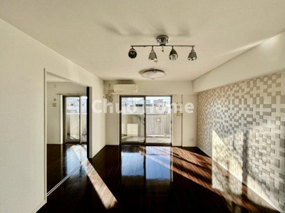 【居間・リビング】 | サンクレイドル新小岩 | 【リビングダイニング】一日の中で多くの時間を過すことになるリビングダイニングだからこそ、いつも穏やかな空間であることが必然。爽やかな通風と採光を存分に感じる事が出来る空間です。