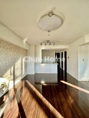 【ダイニング】 | サンクレイドル新小岩 | 【ダイニング】忙しい朝でも、しっかり家族が揃って食事をして頂けるゆとりある大きさのダイニングスペース。奥様が作る手料理をカウンター越しに受けとって頂き、テーブルで囲む素敵な時間を存分に愉しんで下さい。