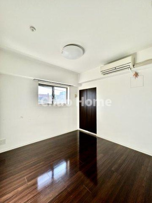 【寝室】 | サンクレイドル新小岩 | 【寝室】心と体をゆったりと安らげる主寝室。寝室のゆとりが大きい分だけ、暮らしの安らぎは深まります。一日の疲れを癒すだけでなく、ご夫婦の親密な語らいを紡ぎ出します