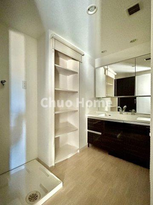 【ランドリースペース】 | サンクレイドル新小岩 | 【ランドリースペース】担当者がスケールを持ち歩いておりますので、ご見学時には現在お使いの洗濯機などがきちんと収まるかなどもチェックして下さい。見学前に測っておくと非常に便利だと思います。