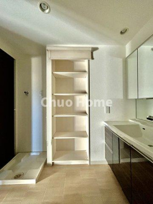 【脱衣所】 | サンクレイドル新小岩 | 【洗面所】明るい洗面所は朝をすっきりさせてくれる空間です。バタバタしている忙しい朝でも収納が多い洗面台では短い時間で効率良く支度ができます。