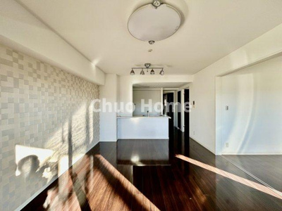 【居間・リビング】 | サンクレイドル新小岩 | 【居間・リビング】「ＬＤＫは家族団らんをデザイン」広いＬＤＫでは家族が集まり一緒の時間を過ごせる工夫がされております。何気ない一日の当たり前のひとコマがいつか一生の宝物になります