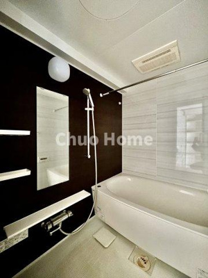 【浴室】 | サンクレイドル新小岩 | 【バスルーム】暖房換気乾燥機付きシステムバスルーム。暖房・冷風・換気・乾燥など、毎日を快適に過ごせるうれしい機能が揃っています。雨の日の洗濯物も安心です。