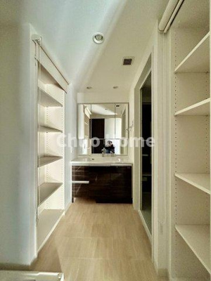 【独立洗面台】 | サンクレイドル新小岩 | 【洗面化粧台】洗面化粧台には三面鏡を採用。身だしなみを整えやすい事はもちろんですが、鏡の後ろに収納スペースを設ける事により、散らかりやすい洗面スペースをすっきりさせる事が出来るのも嬉しいですね