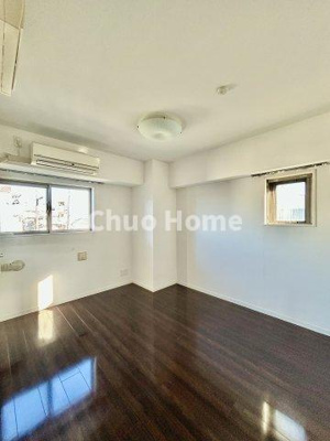 【洋室】 | サンクレイドル新小岩 | 【洋室】快適に過ごす条件は、一人ひとり違います。だからこそ飾り過ぎないシンプルな内装と偏り過ぎないデザインで統一しております。居住していく中でオーナー様だけの【マイホーム】に創り上げて下さい