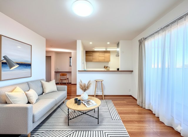 戸塚区汲沢町　中古戸建て　第２の居間・リビング|◆家族で食卓を囲むダイニングスペースと、ソファでゆったりくつろぐリビングスペースがしっかり区切られているので家具の配置や用途を使いわけしやすいです。(家具はイメージ写真です）

