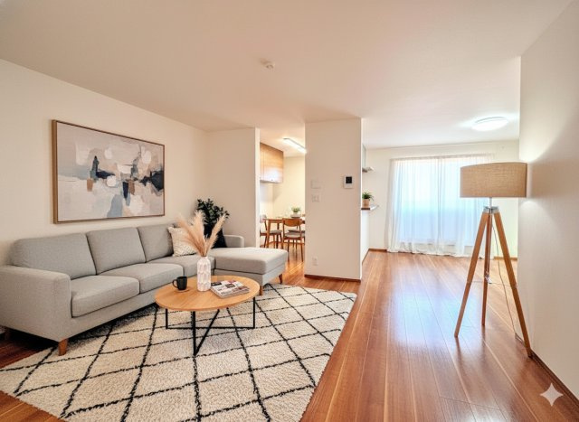 戸塚区汲沢町　中古戸建て　第２の居間・リビング|◆一家だんらんのスペースとなるＬＤＫ。窓から明るい光が差し込み、思わず家族の会話も弾む快適な空間。
(家具はイメージ写真です）
