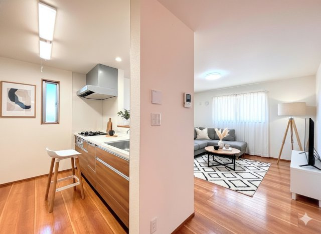 戸塚区汲沢町　中古戸建て　第２のキッチン|◆キッチンからダイニングやリビングが見渡せるキッチン。料理をしながら家族とコミュニケーションをとれるだけでなく、大きな開放感も得られることができます。
(家具はイメージ写真です）
