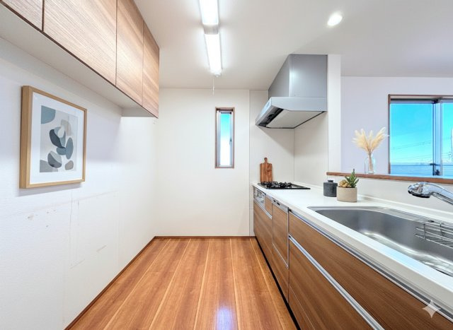 戸塚区汲沢町　中古戸建て　第２のキッチン|◆デザイン性と機能性を兼ね備えたキッチンです。リビングスペースとの一体感が生まれ、広々空間を演出してくれます。
