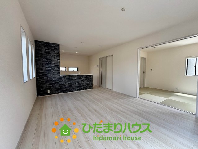 加須市日出安　新築一戸建て　03　リーブルガーデンの居間・リビング|リビングの一角には、お掃除道具や買い溜めしたい日用品を収納するのに便利です。