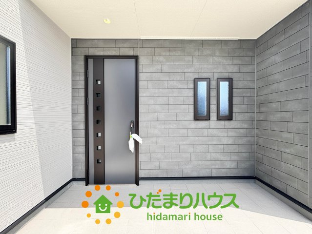加須市日出安　新築一戸建て　03　リーブルガーデンの玄関|広々した玄関ポーチと気分の上がる外壁のデザインが目を引きますね。