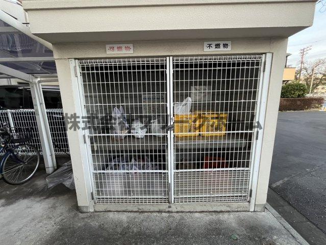 三鷹市野崎３丁目のアパートのエントランス