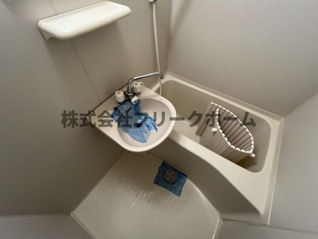 三鷹市野崎３丁目のアパートの浴室