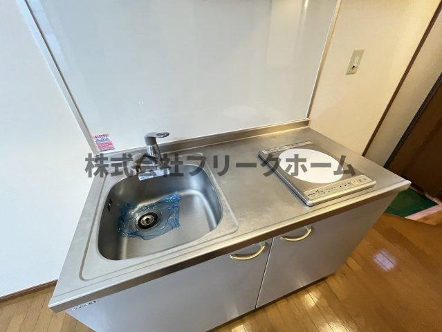 三鷹市野崎３丁目のアパートのキッチン