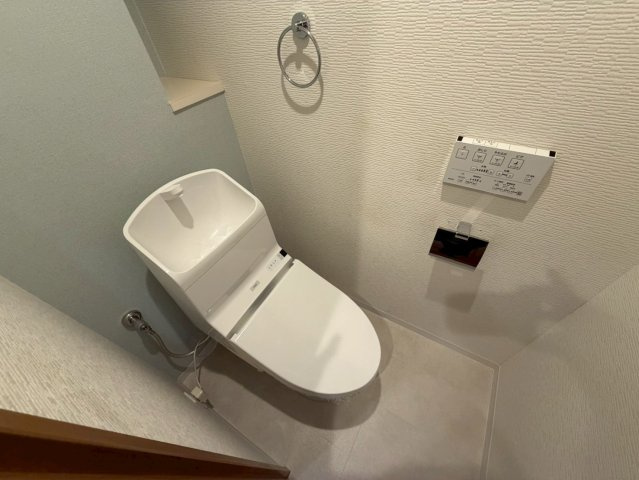 野村新瀬戸ヒルズ・ウインザーズパークイーストウイングのトイレ|白色のクロスで清潔感のある空間です。