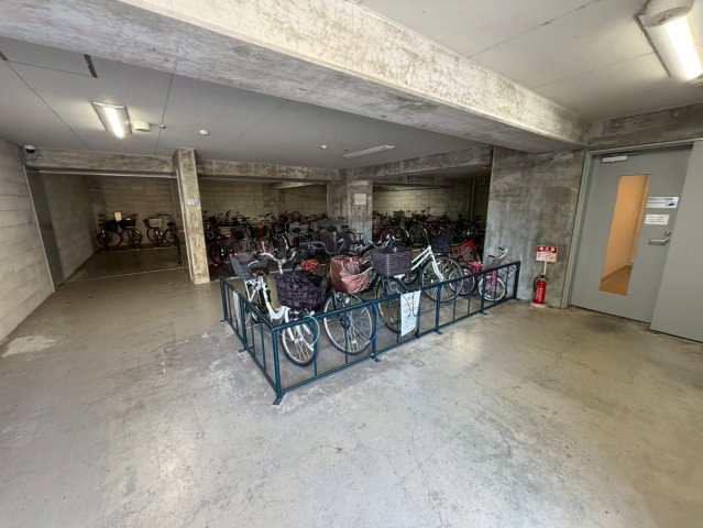 野村新瀬戸ヒルズ・ウインザーズパークイーストウイングの駐車場