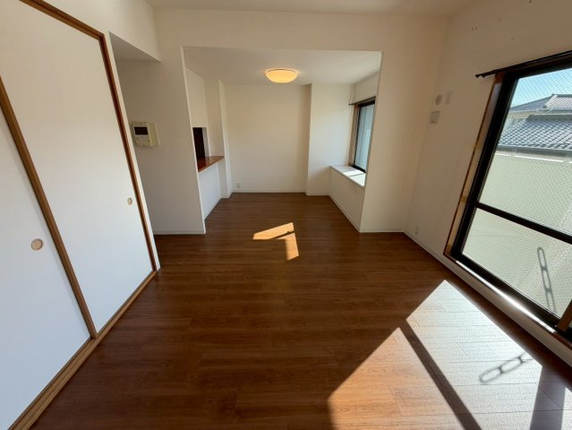 野村新瀬戸ヒルズ・ウインザーズパークイーストウイングの居間・リビング|柔らかな日差しが温かく包み込む、温もりに溢れた15.6帖のリビング空間♪