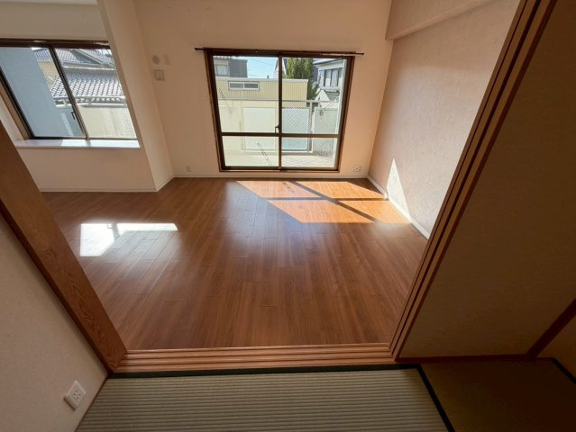 野村新瀬戸ヒルズ・ウインザーズパークイーストウイングの居間・リビング|LDKに隣接した和室。客間としても寝室としても用途に合わせて活用できます◎