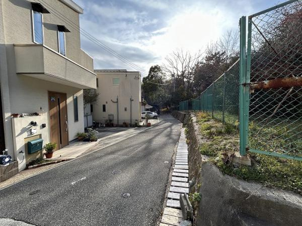 神戸市垂水区千鳥が丘　中古戸建の前面道路含む現地写真