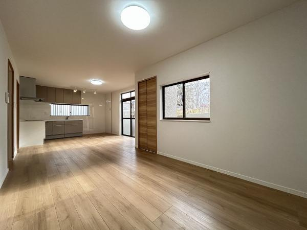 神戸市垂水区千鳥が丘　中古戸建の居間・リビング|リビングはキッチン・建具新調　クロス・床張替えとってもおしゃれな空間に♪