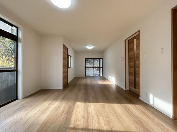 神戸市垂水区千鳥が丘　中古戸建の居間・リビング|外の目線が気にならない立地なので、のんびり快適にお過ごし頂けます。