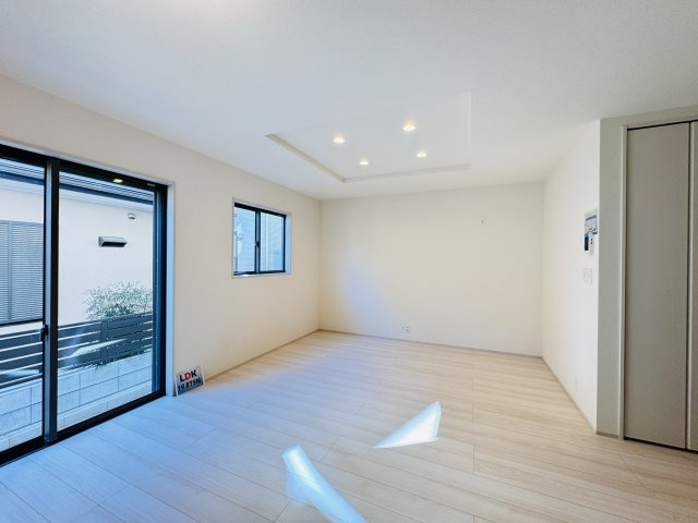 松戸市常盤平４丁目新築戸建【常盤平第二小学校：7分】の居間・リビング|19.875帖リビングダイニングキッチン