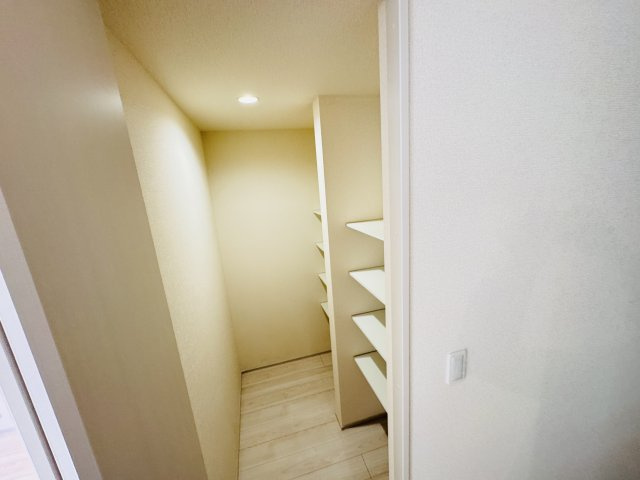 松戸市常盤平４丁目新築戸建【常盤平第二小学校：7分】の収納|1Fリビング・収納スペース・可動棚