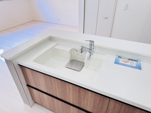 松戸市常盤平４丁目新築戸建【常盤平第二小学校：7分】のキッチン|お手入れしやすいハイマーブルシンク採用