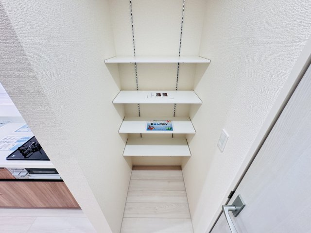 松戸市常盤平４丁目新築戸建【常盤平第二小学校：7分】の収納|キッチン横・パントリースペース