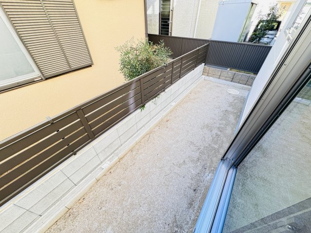 松戸市常盤平４丁目新築戸建【常盤平第二小学校：7分】の庭|リビング前・隣地境界スペース