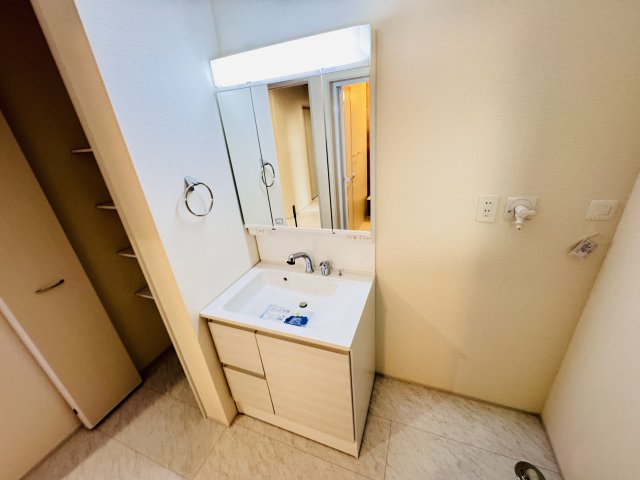 松戸市常盤平４丁目新築戸建【常盤平第二小学校：7分】の独立洗面台|シャワーヘッド付き三面鏡洗面化粧台