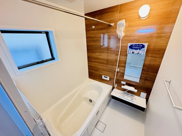 松戸市常盤平４丁目新築戸建【常盤平第二小学校：7分】の浴室|手元で水流切り替えシャワーヘッド・足を伸ばせる広々浴槽で毎日リラックス♪