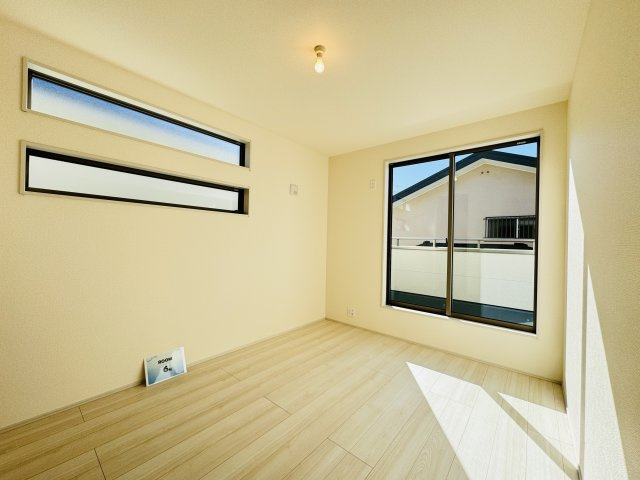 松戸市常盤平４丁目新築戸建【常盤平第二小学校：7分】の寝室|6帖寝室・南側バルコニー前の明るいお部屋です♪