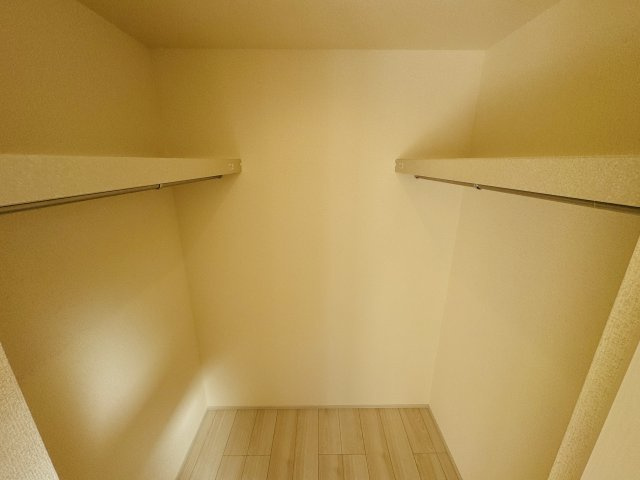 松戸市常盤平４丁目新築戸建【常盤平第二小学校：7分】の収納|6帖寝室・ウォークインクローゼット