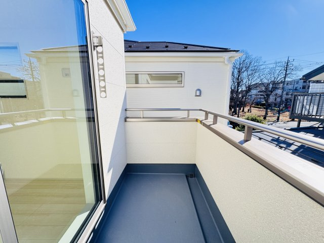 松戸市常盤平４丁目新築戸建【常盤平第二小学校：7分】のバルコニー|寝室前・南向きワイドバルコニー・日当たり良好♪