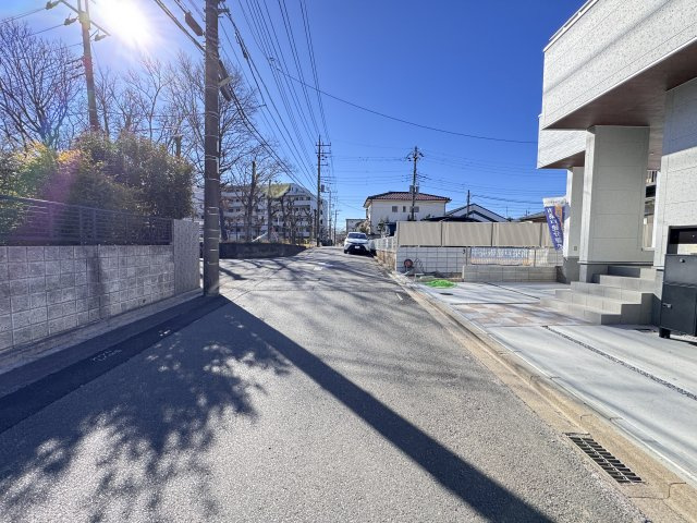 松戸市常盤平４丁目新築戸建【常盤平第二小学校：7分】の前面道路含む現地写真|東側前面道路・幅員約6ｍ
