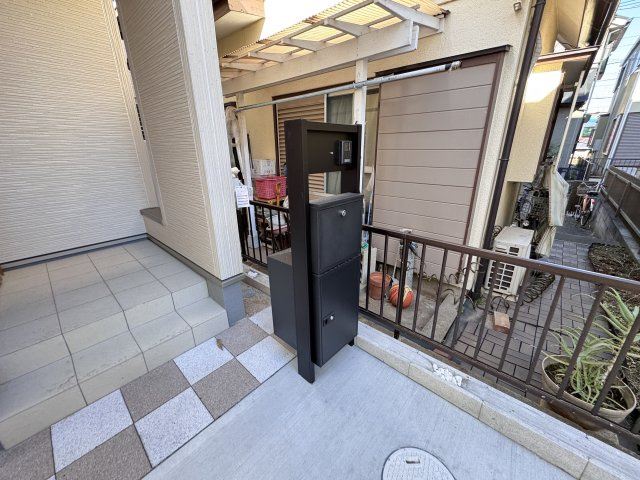 松戸市常盤平４丁目新築戸建【常盤平第二小学校：7分】の防犯設備|インターホン・宅配ボックス完備