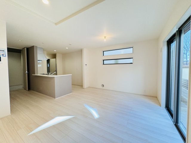 松戸市常盤平４丁目新築戸建【常盤平第二小学校：7分】の居間・リビング|19.875帖リビングダイニングキッチン