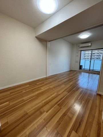 エスライズ西本町Ⅱの寝室|広くて明るい寝室